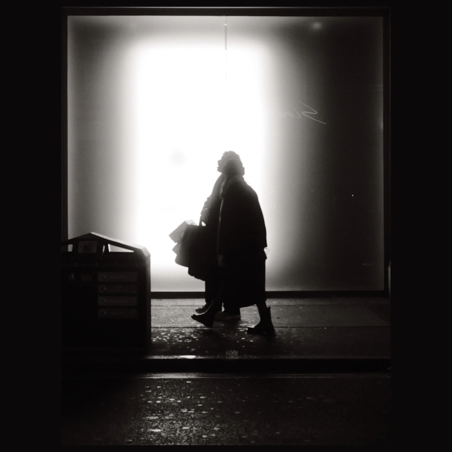 a drastic reduction in sunlight is pushing me into new things - b&amp;w, night photography, silhouettes and moods, and I&rsquo;m embracing all of it! A different street than I&rsquo;ve been taking, and I hope the vibes remain choice 👌🏽

Swipe to th