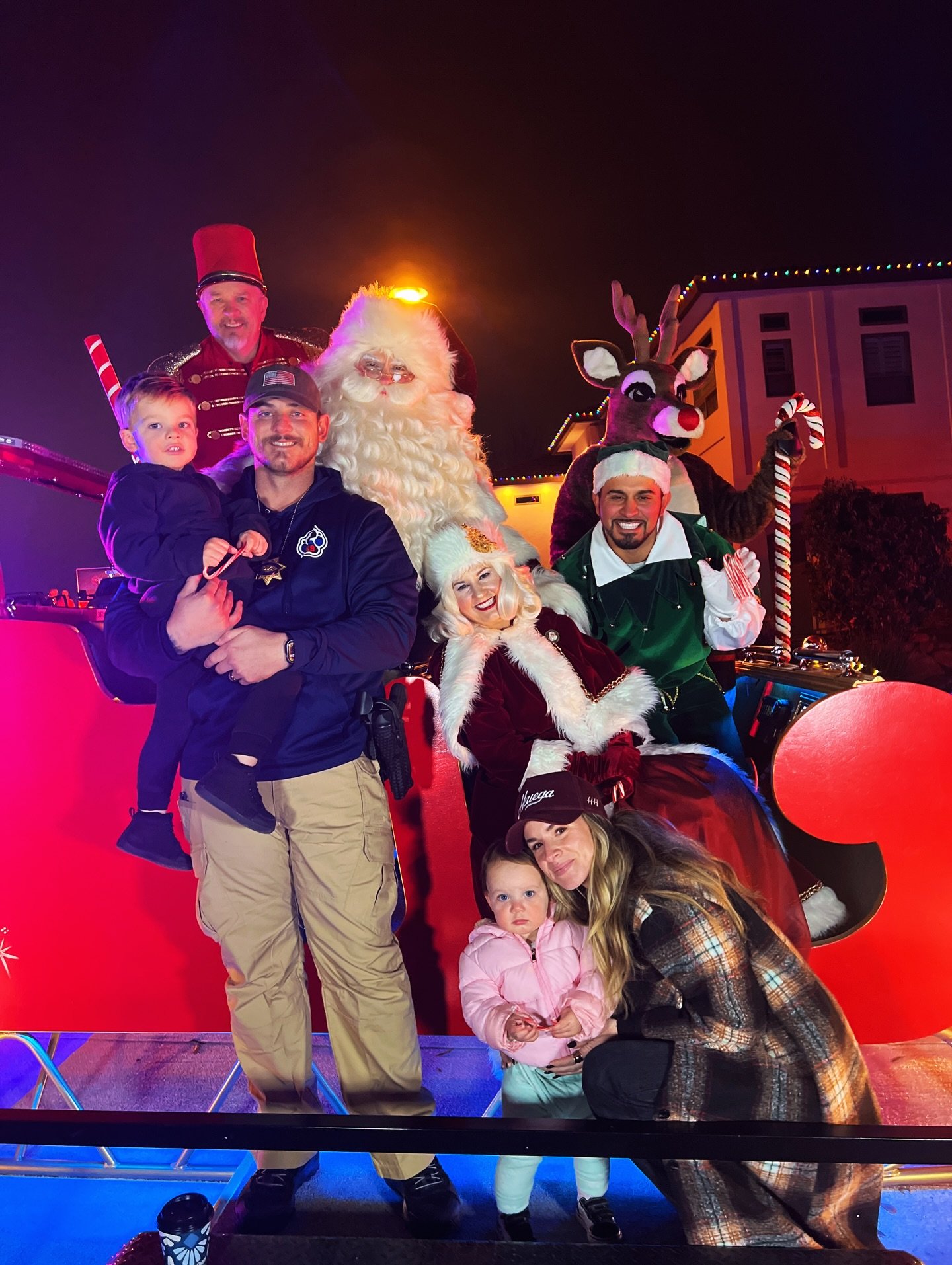 Does this count as a digital Christmas card? 

Merry Christmas from The Romos ❤️