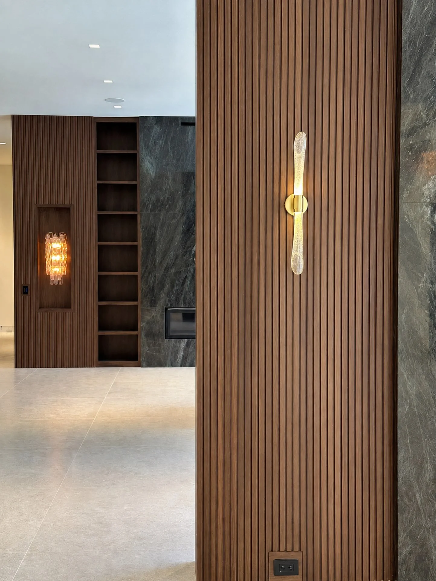 A study in material, proportion, and detail.

Natural walnut millwork paired with large-format stone, integrated lighting, and carefully aligned architectural details.

Marble Walls: Italy 
Walnut Millwork: Italy 
Floors:  Spain 
.
.
.
.
 #MangumDesi