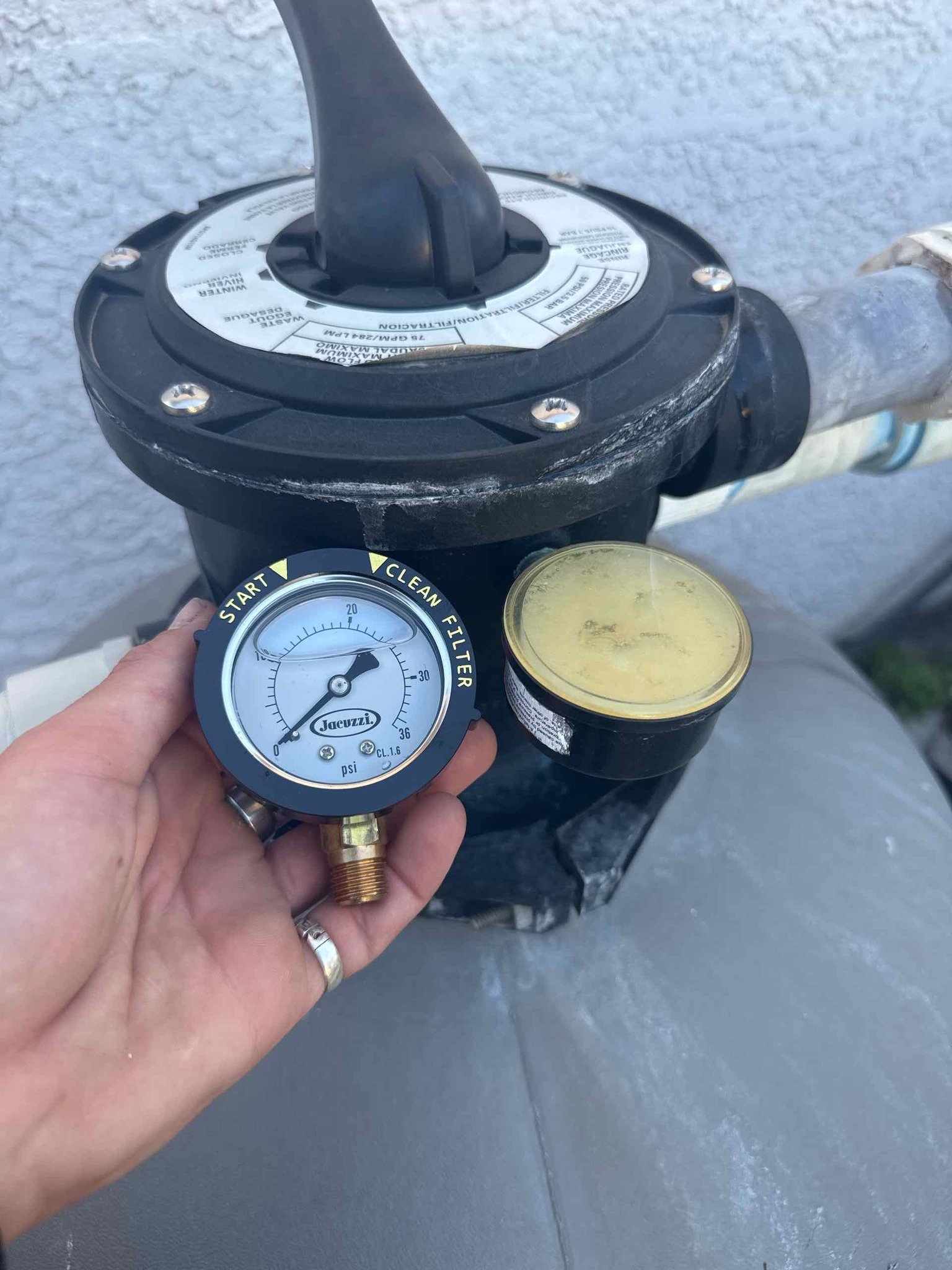 This little gauge is more important than it looks. 👀

PSI gauges tell us the pressure inside your filter.

When they go bad (and they do), they can:
&bull; Stick
&bull; Read inaccurately
&bull; Or stop responding altogether

If filter pressure rises