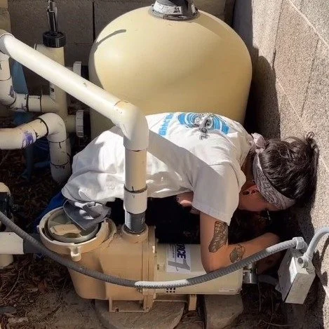 Ever wonder how we get to some of these motors? 👀

Yeah&hellip; like this 😅

👉 Tight spaces are part of the job&mdash;and having the right tech (who can actually fit) makes a huge difference.

Thanks @spacysharkattack