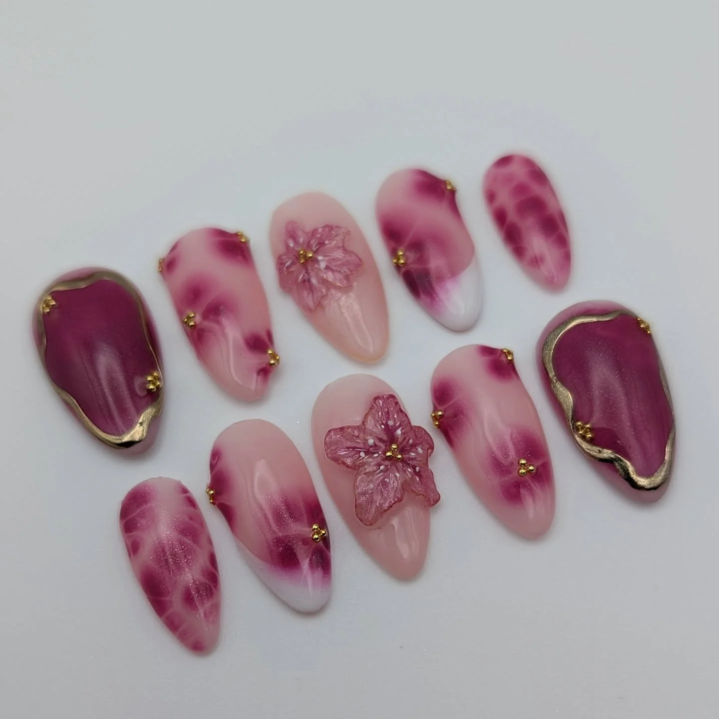 These gorgeous nails are hand painted with gold chrome and blooming flowers, and the center flowers were sculpted by yours truly! 🌸

Every set is made to order for your unique sizes so they'll fit perfectly.  These are durable, wearable, and reusabl