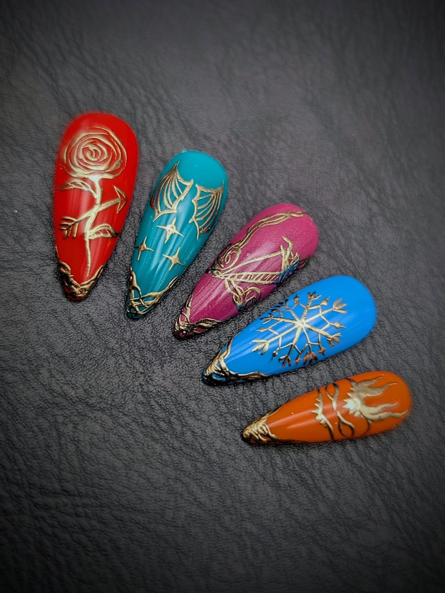 Gotta love a book themed set of nails 📚💅 IYKYK

These were fun to paint, I just started a reread of the ACOTAR series.  Again.  What are you reading??

#acotar #booknails #velaris #faerie #pressonnailart #nailart #nails #custompressons #customnails