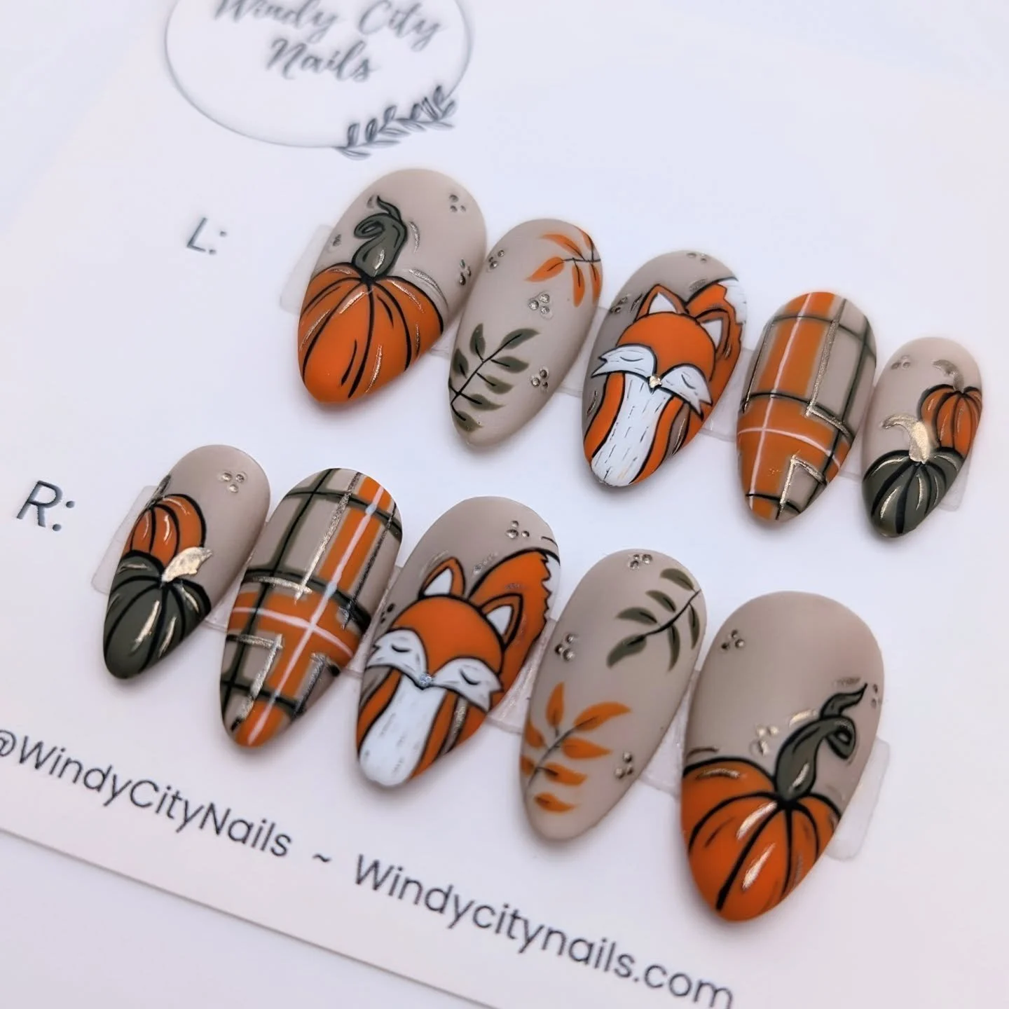 🦊✨ Cozy up, cutie!  Fox &amp; Flannel season is here! 🍂
This hand-painted press-on set brings all the fall feels: pumpkins, plaid, leafy details, and the sweetest little fox face you&rsquo;ve ever seen.
They&rsquo;re giving &ldquo;hot cocoa in hand