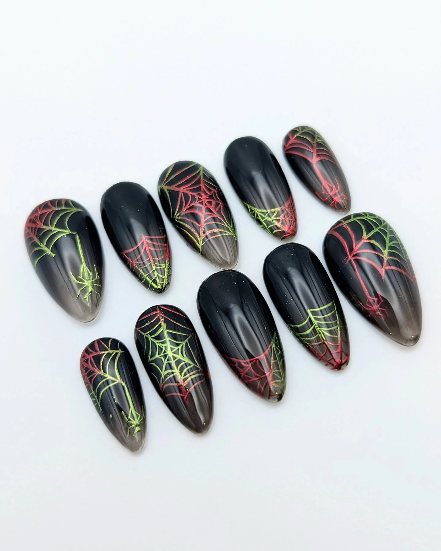 Creepmas nails anyone?  I couldn't resist green and red chrome on these webs. The black base is solid at the top and see through at the tip. 👌

They're perfect for Spooky Season and Christmas 🕸️💚❤️

Who's ready for Creepmas??

#creepmas #spookysea