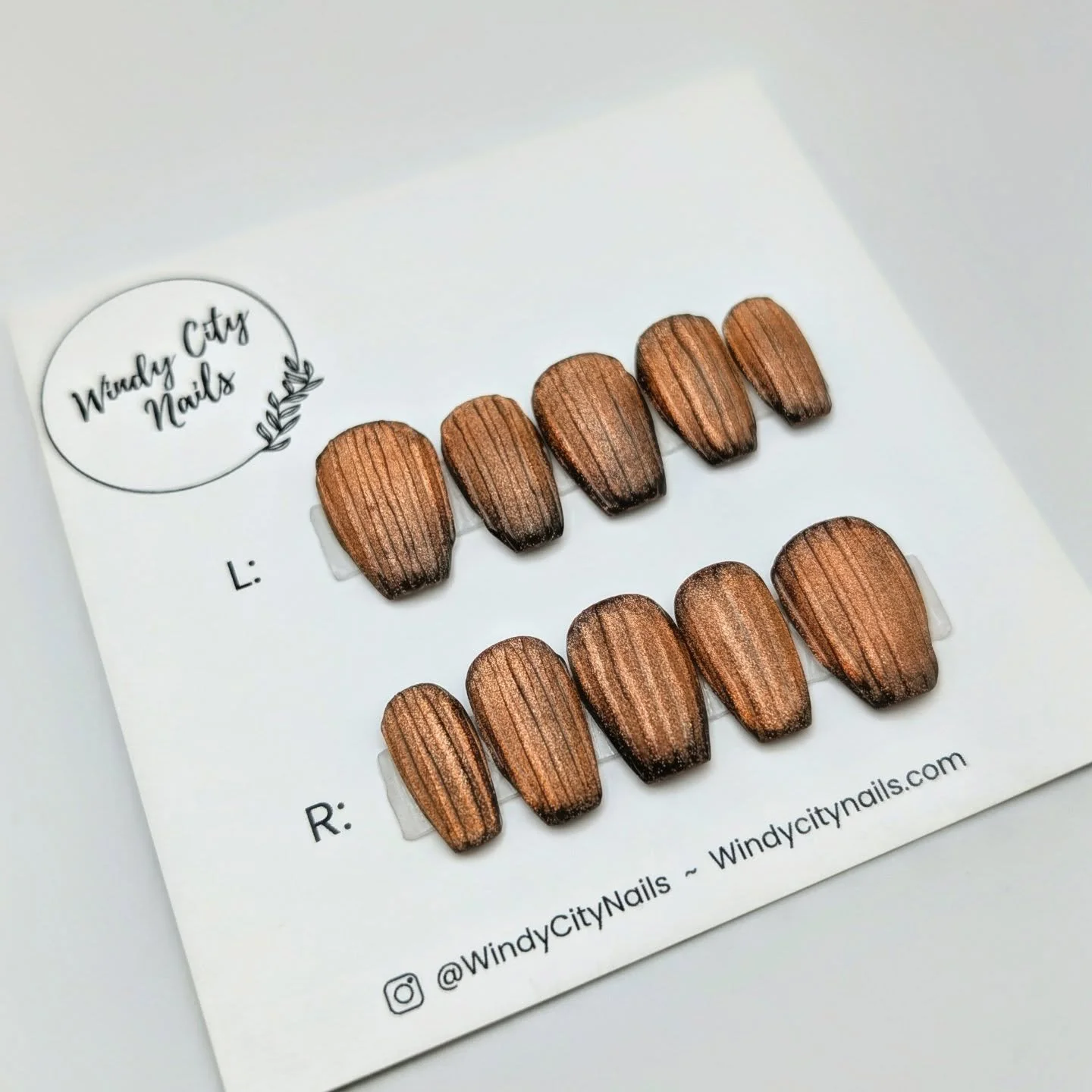 Swipe ▶️ to see a custom set from this week. I love this look, the matte over a copper cat eye with shiny textures stripes is having a moment for sure 🧡💅

Christmas is right around the corner, a fresh set of nails is the best holiday accessory or g