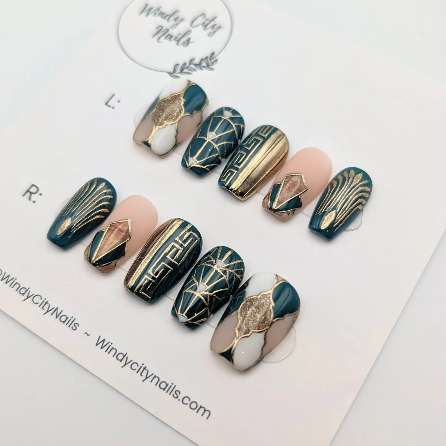 I recreated a past design for a new customer. Loved doing this art deco inspired design again. The gold chrome and geometric designs go so well together!

DM me for info on a custom set or check out the link on my bio. 💚💛💅

#artdeco #pressons #pre