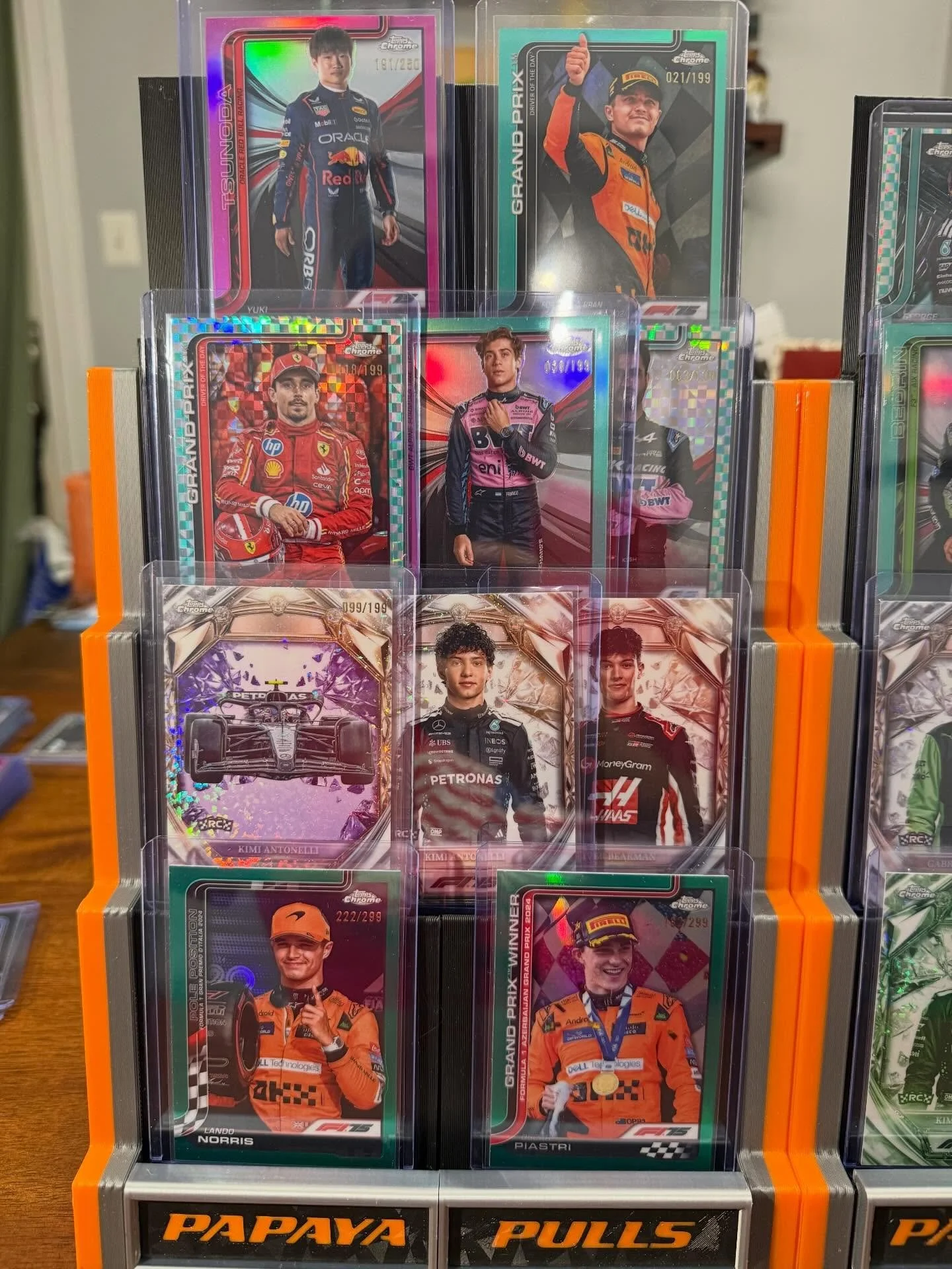 We broke our first ever case of 2025 Chrome this weekend and it absolutely delivered.

A 75th Die-Cut Kimi Antonelli, two Oscar case hits, and a Circuit Master auto to say the least.

First case = certified heat. 🔥

#PapayaPulls
#HeatHitsPapaya
#F1C