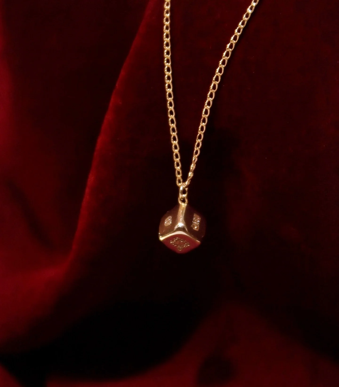 Feeling lucky 🎲 Add a charm for good luck.
.

.

.

.

.

#DiceCharm #GoldJewelry #LayeredNecklace #JewelryAddict #LuckyCharm #MinimalJewelry #EverydayStyle #StackedStyle #TrendyAccessories #NecklaceGoals #CharmNecklace #OOTDDetails #JewelryLover #S