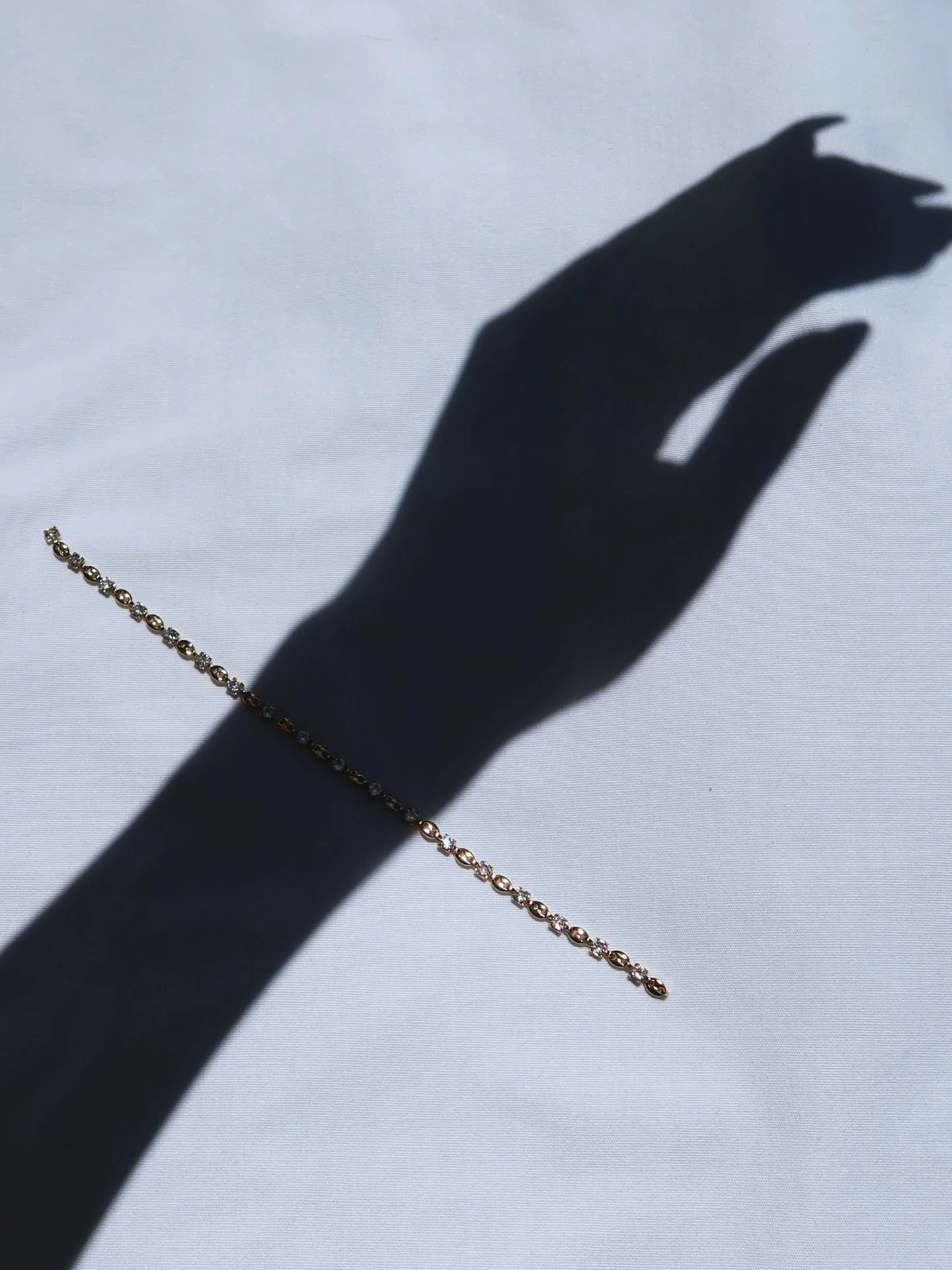 Golden details under the California sun. ☀️

.
.
.
.
.
.

#PermanentJewelry #LinkedByDelilah #TimelessLinks #EverydayLuxury #MinimalJewelry #DelicateDetails #GoldChain #LuxuryJewelry #CaliforniaJewelry #LosAngelesJewelry #OjaiStyle #OjaiLiving #OjaiV