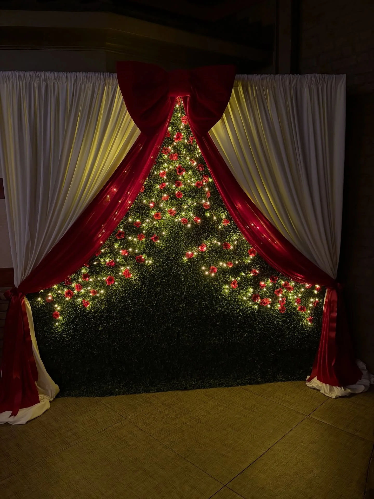 This space was reimagined for Valentine&rsquo;s with a layered, experiential approach.

Suspended florals to activate vertical space.
A luxury rose wall to anchor the room.
Layered greenery and draping to create a dedicated photo moment.

Strategic s