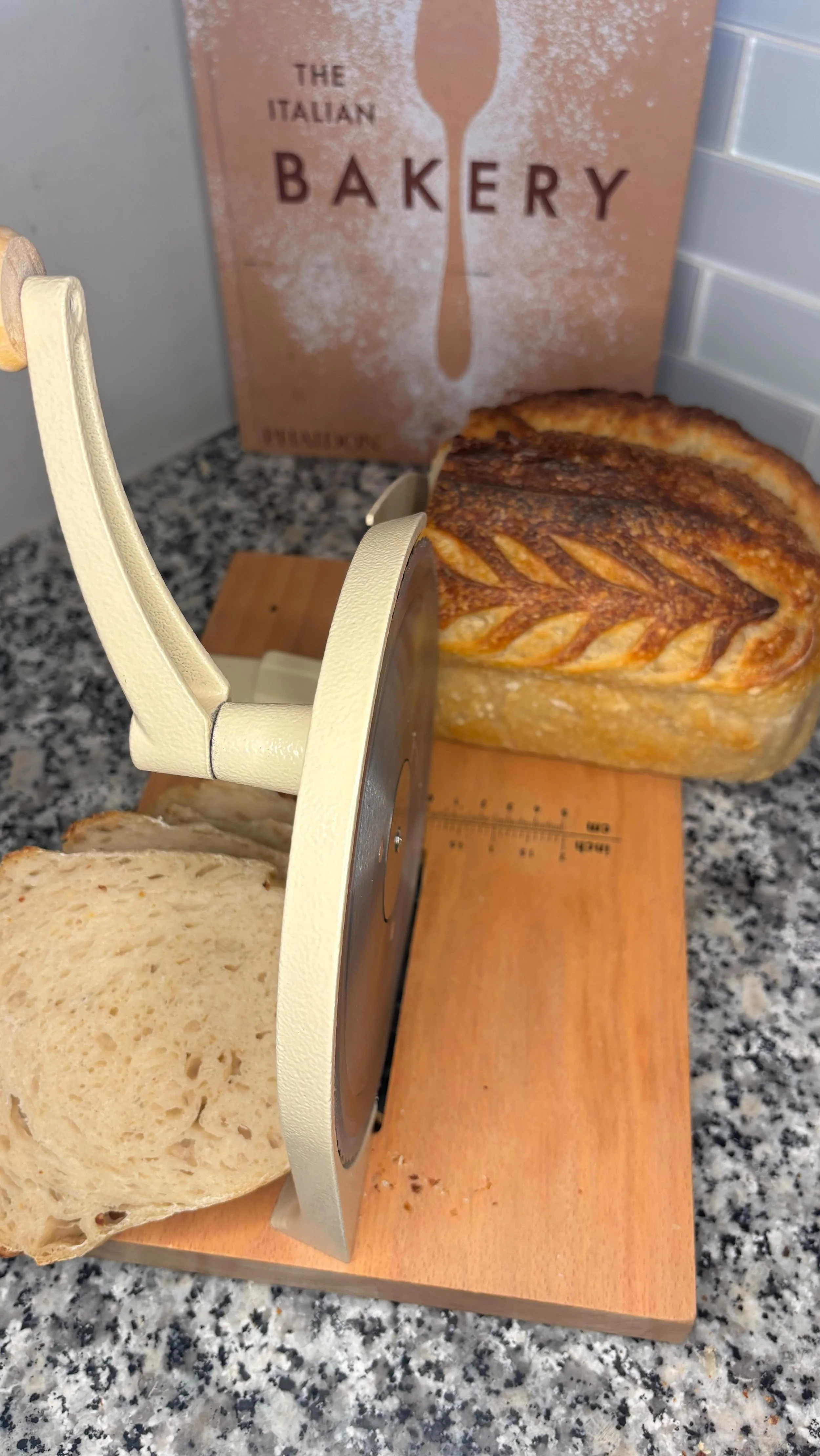 Freshly baked. Freshly sliced sourdough loaf. Nothing can beat this! Last day to order for Friday pickup is tomorrow by Noon CST. Every order will get a free croissant. π₯ Link in bio!
#clarksvillebakery #clarksvilletn #clarksvillesourdough #sourdo