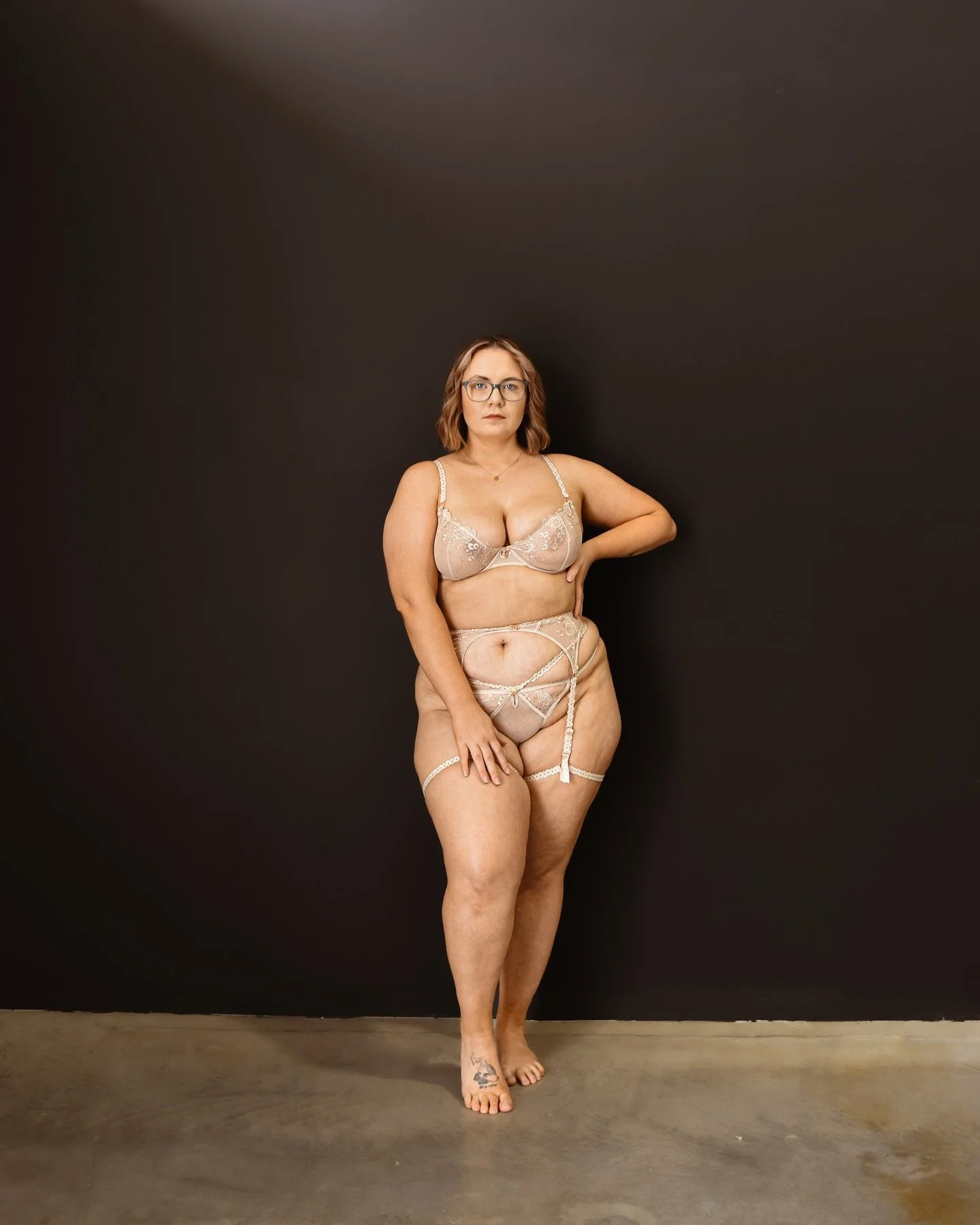 Her confidence is loud!⚡️

This session was a reminder that womanhood isn&rsquo;t one shape or size. 
It&rsquo;s the curve of her hips, the softness in her belly and the confidence in her eyes. 
 
Honest and raw, I was so fkn proud 👏