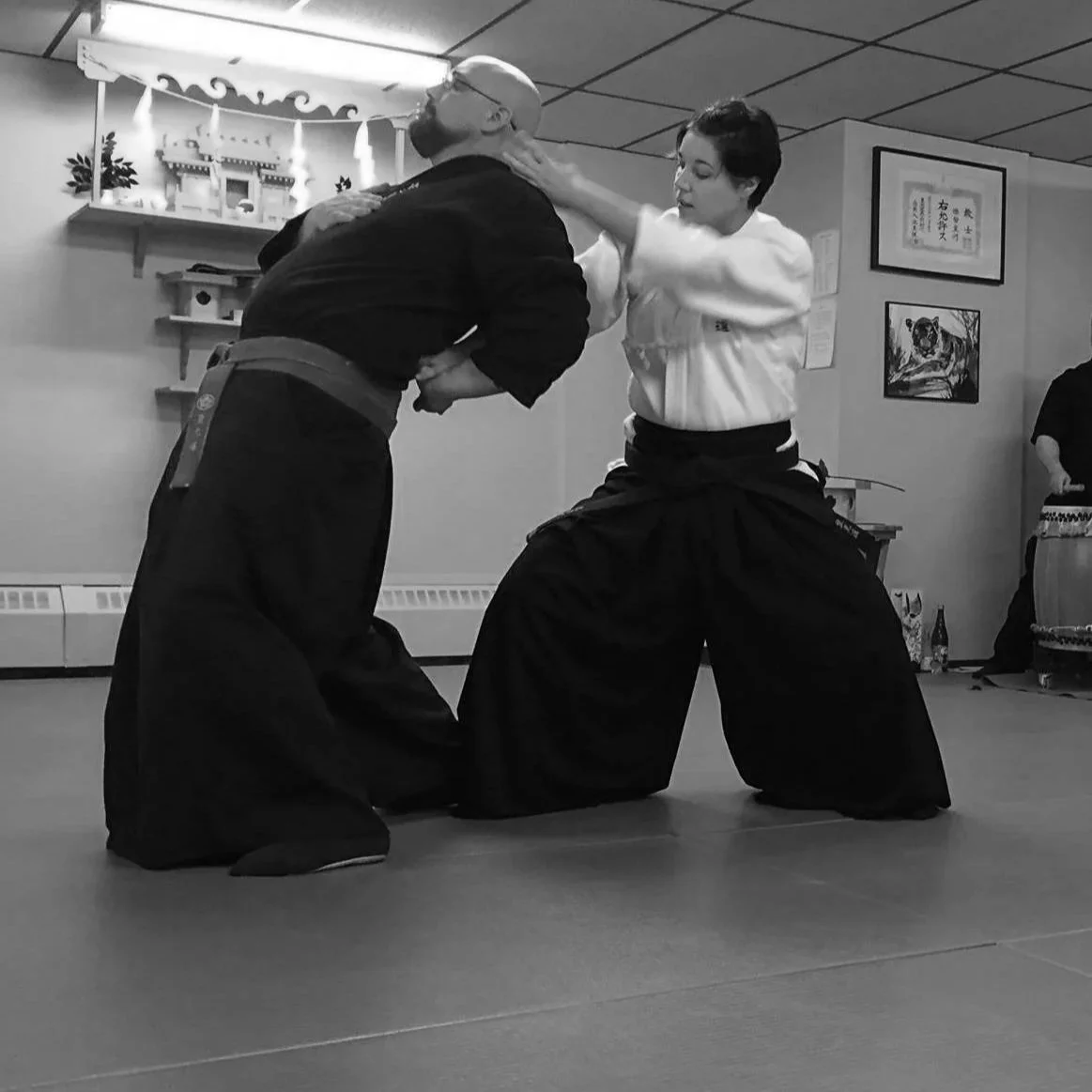 Diane Seamark Shihan appling the sandan wrist lock called Kasumi Dori on Hanshi Seamark