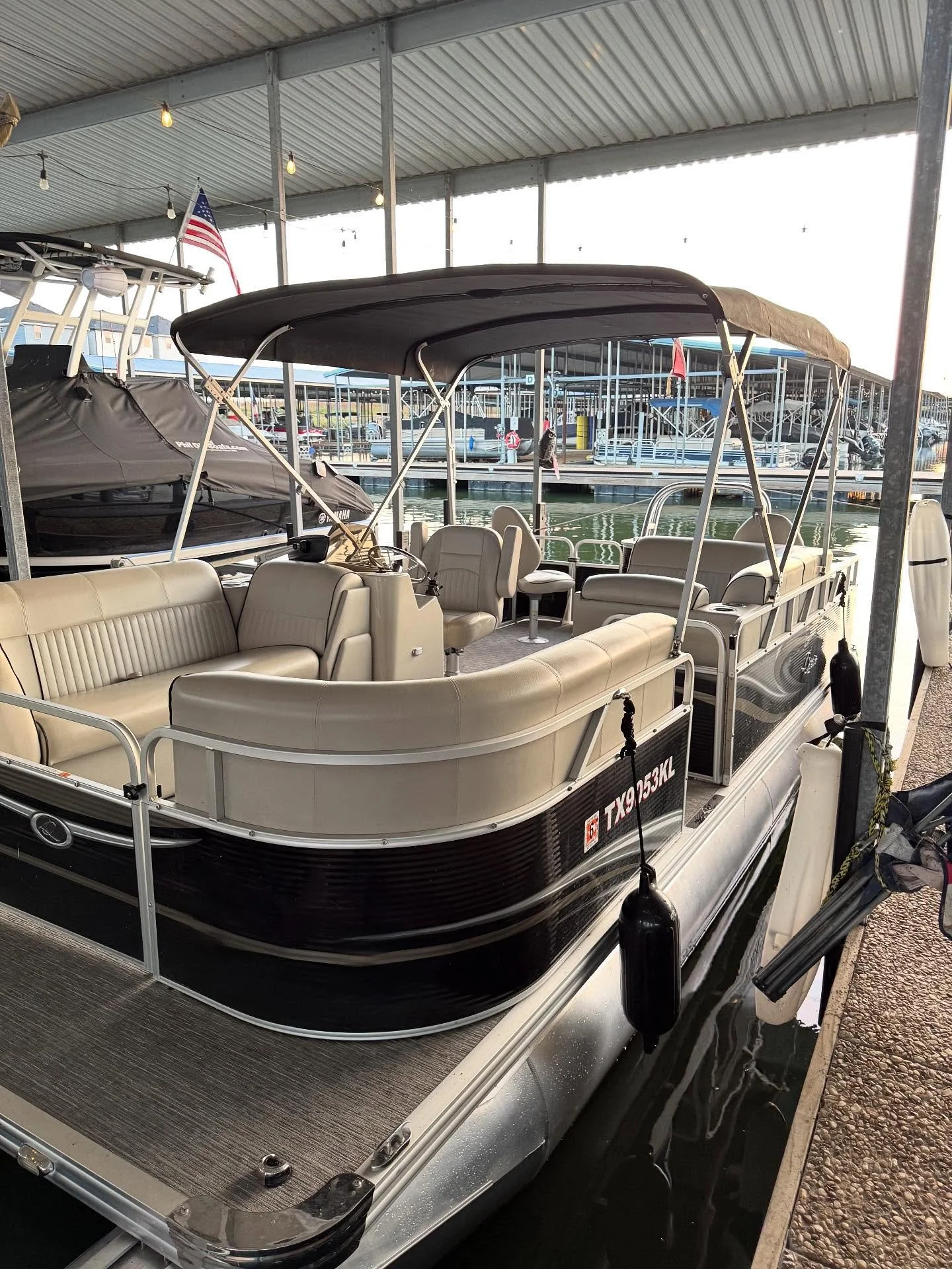 Comfort, style, and lake views &mdash; all in one pontoon 🖤
Whether it&rsquo;s a sunset cruise, fishing day, or celebration on the water, this Qwest boat is ready for you.

#lakerayhubbard #luxurypontoon #dallasevents #boatrentaltexas #clickbyval #t