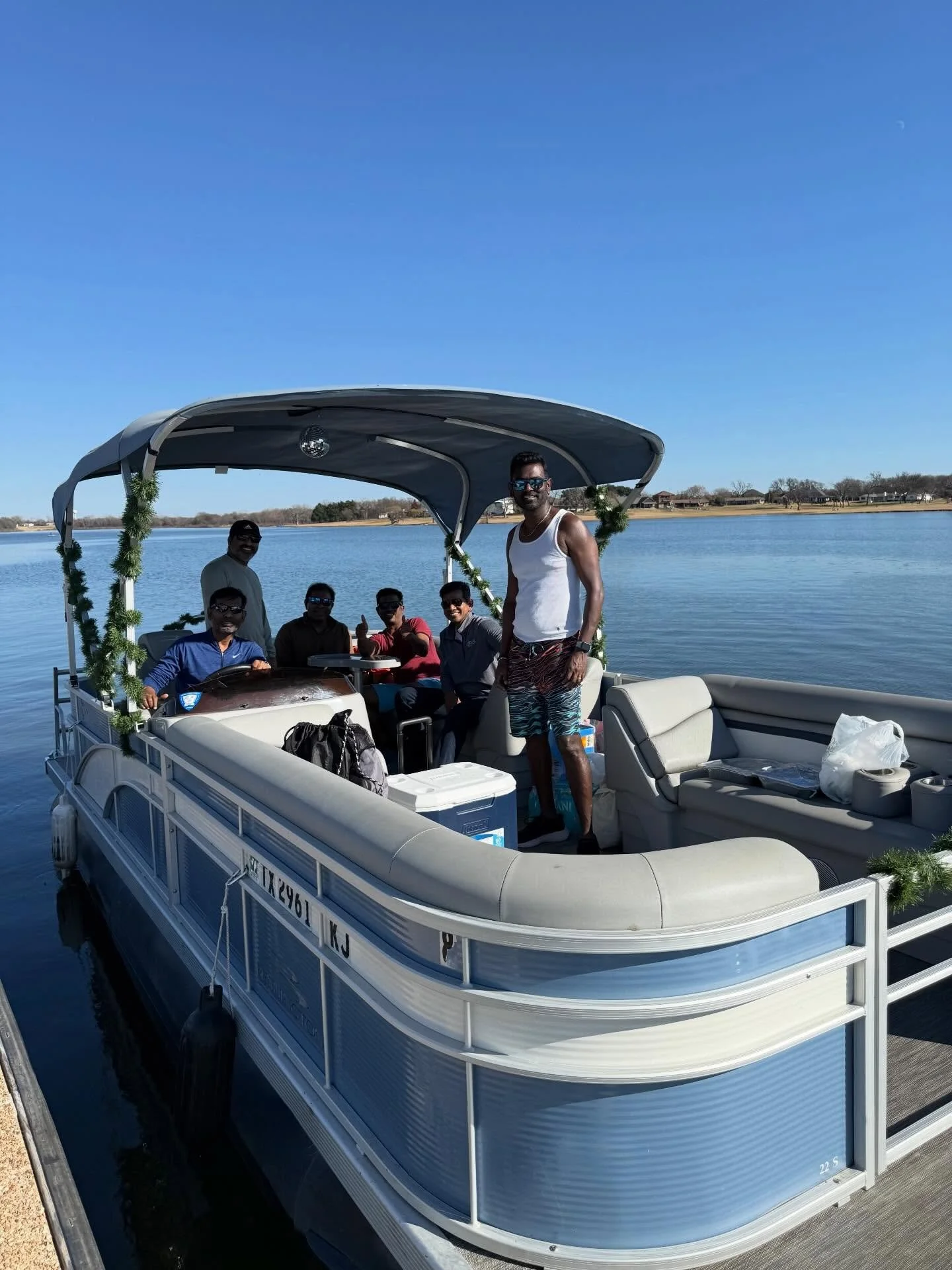 Nice days are coming&hellip; ☀️🚤
Have you booked your lake day yet?

#BoatByVal #LakeLewisville #PontoonRental #LakeDays
#TexasLakeLife
