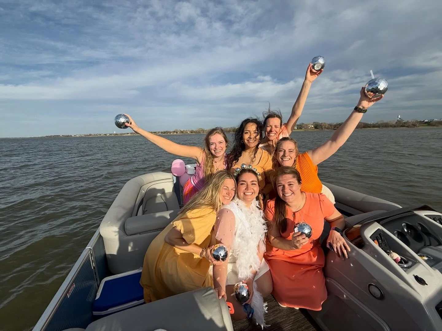 Bachelorette party on a pontoon boat at Lake Lewisville 🪩🚤
The perfect way to celebrate with your girls on the water.

#BacheloretteParty #LakeLewisville #PontoonBoat #BoatParty #BoatRental