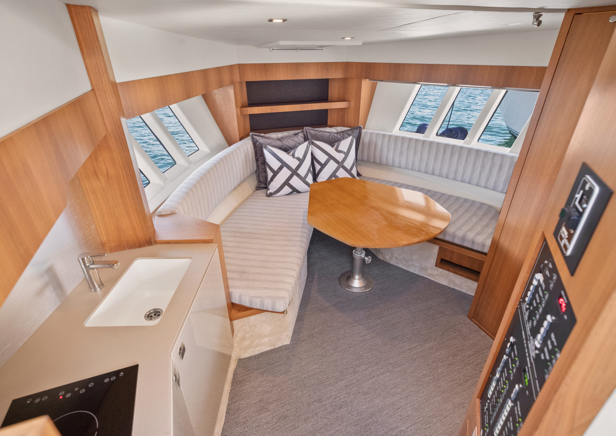 Lucia | Yacht Syndication Australia | Saloon.png