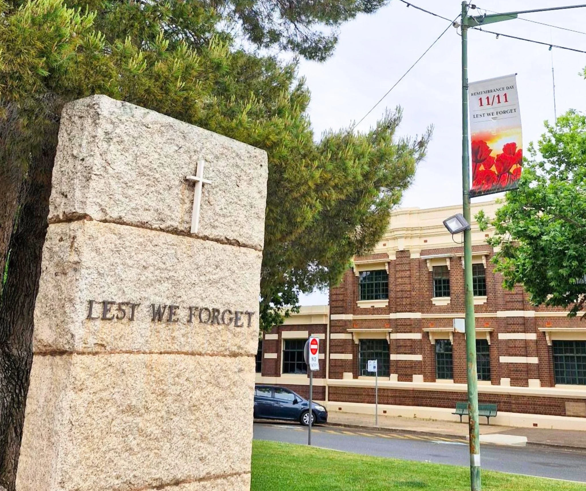 Remembrance Day in Narrandera 🌺 On Tuesday 11 November, we pause together to remember and honour all who have served our nation. 

Council invites residents and visitors to attend the Remembrance Day Service at the Narrandera Memorial Gardens. Pleas
