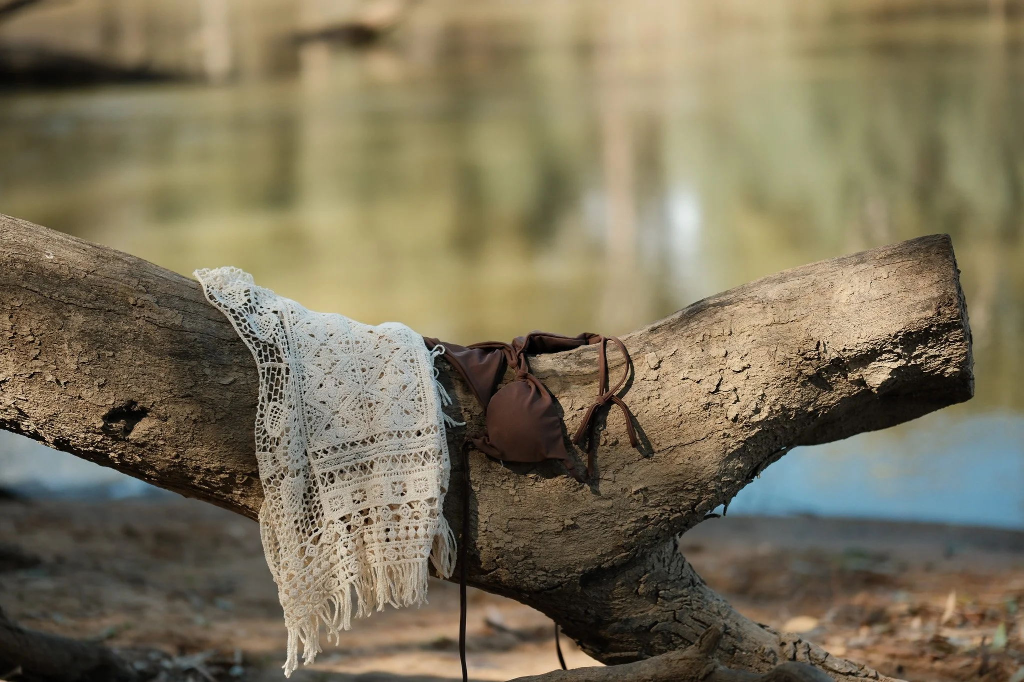 👙🌞 Swim season looks good out here!

Bush-beach days hit different. Just river sand, sun-warm logs, and a dip in the Murrumbidgee. 

📍 Pictured: First Beach in the Narrandera Flora &amp; Fauna Reserve

Learn more here 💛 link in bio

&bull;&bull;&