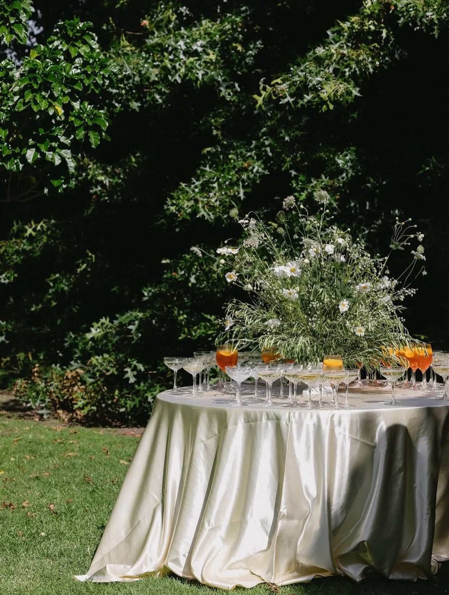 This meadow urn table of dreams with aperol spritz 🍊 from Feb. I love love love a meadow brief, my absolute fav. Thanks to OG @asterandbloom for giving me the privilege and trust to do this for you! Xxx