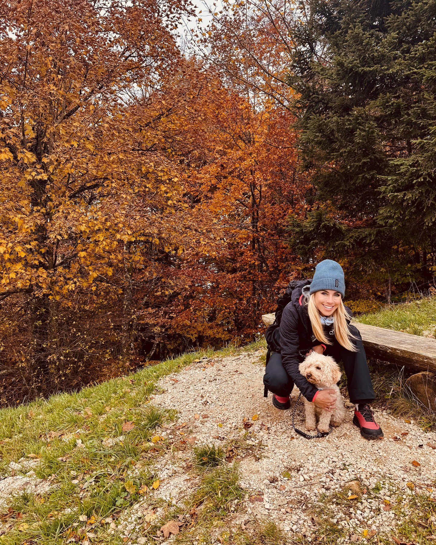 &bdquo;Wenn die Bl&auml;tter mit verneinender Geb&auml;rde gegen den Boden fallen&hellip;&ldquo;, schrieb einst Hermann Hesse. Meine Lieblingsjahreszeit&hellip; @lomer_switzerland @360brandconnection #hiking #mountains #love #life #happy #power #ener