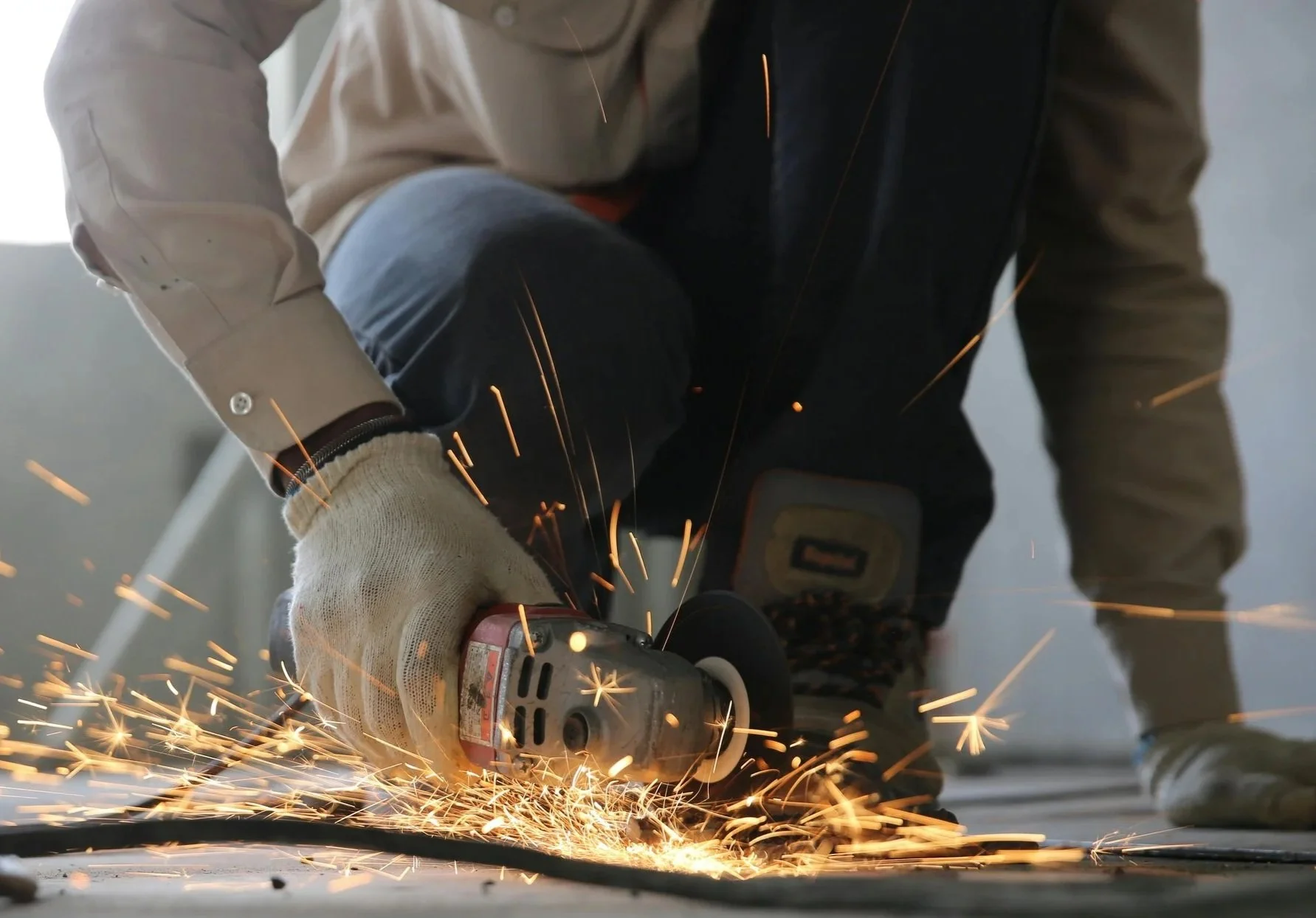 Ammattitaidolla rakennettu terassi omakotitalon pihalla Lempäälässä.