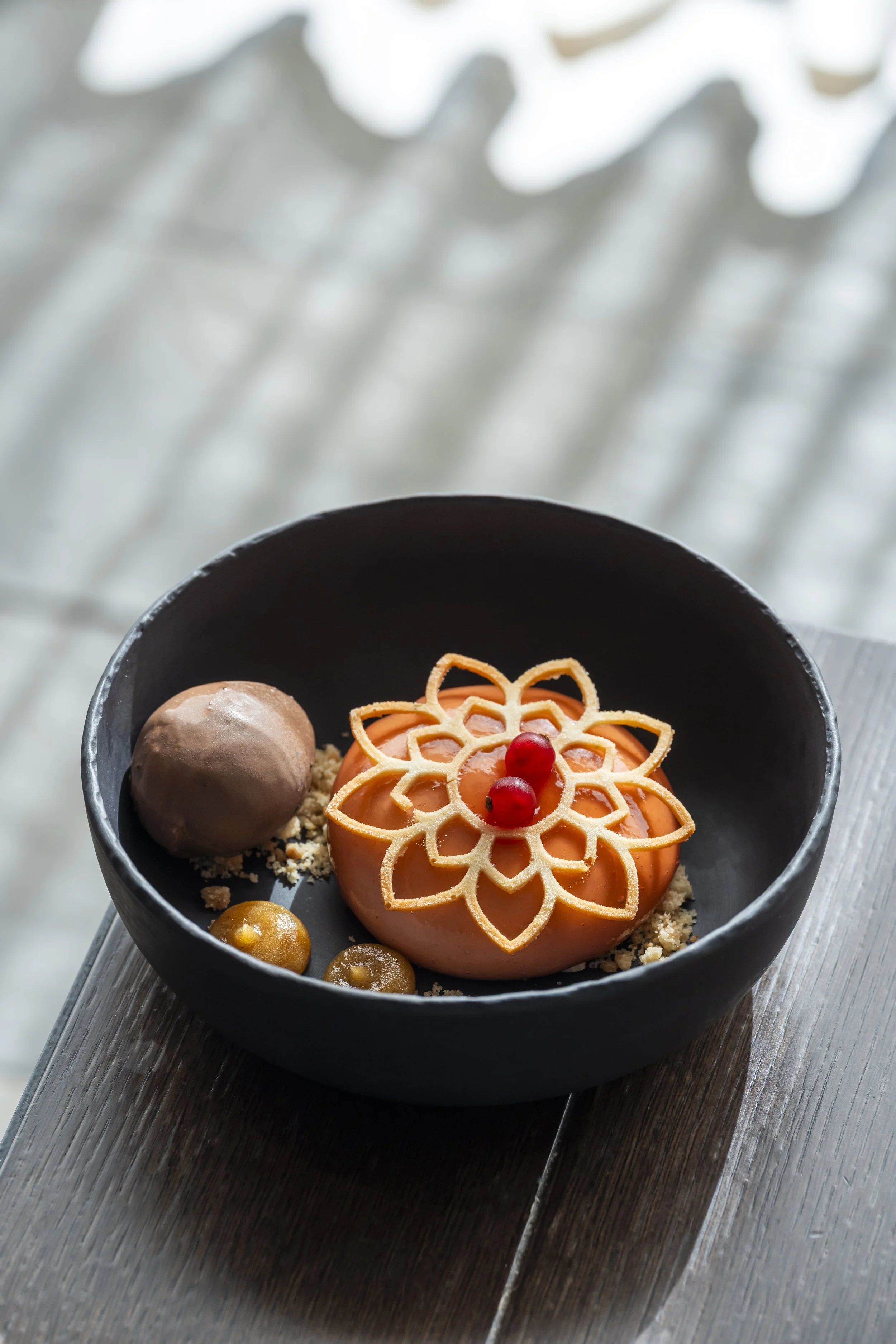 Sobremesa de sobremesa de sobremesa decorada com geleia, chocolate, frutas e uma decoração feita de massa crocante