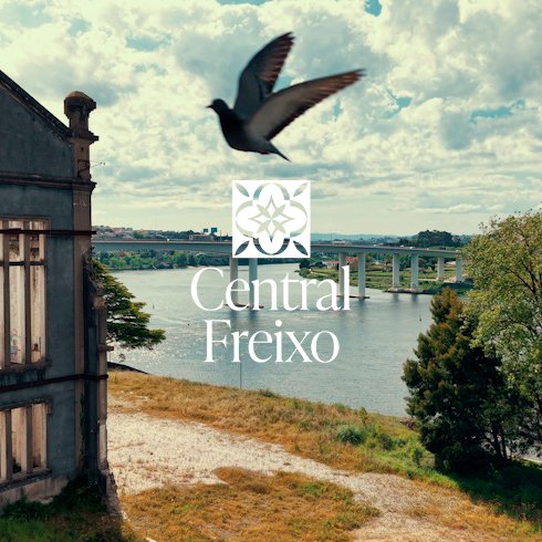 Pomba voando sobre um rio com pontes e árvores ao fundo, com o texto "Central Freixo" e um logotipo no centro da imagem.