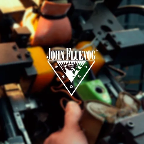 Ferramenta de carpintaria com logo da John Fluevog sobre ela.