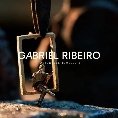 Colar de joia com pingente personalizado e texto "Gabriel Ribeiro Portuguese Jewellery" sobre fundo desfocado