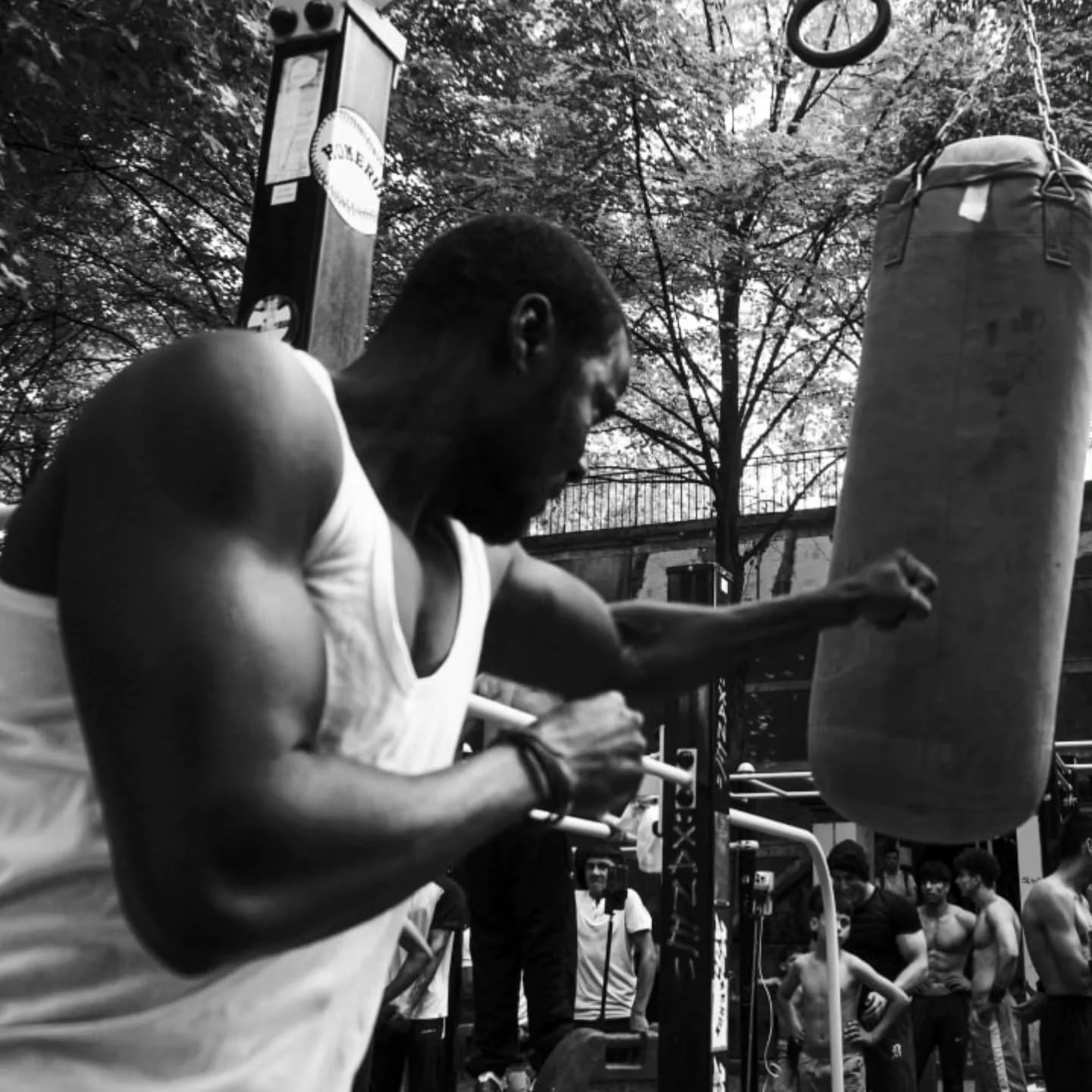 &laquo;un hommes s&rsquo;entra&icirc;nent &agrave; la boxe&raquo;
The men training for boxing

Photo de Behzad Azadi

#boxing #boxers #boxingtraining #boxinglife #sparring #boxingday #boxinggym #boxinglove #boxingphotography #blackandwhite #blackandw