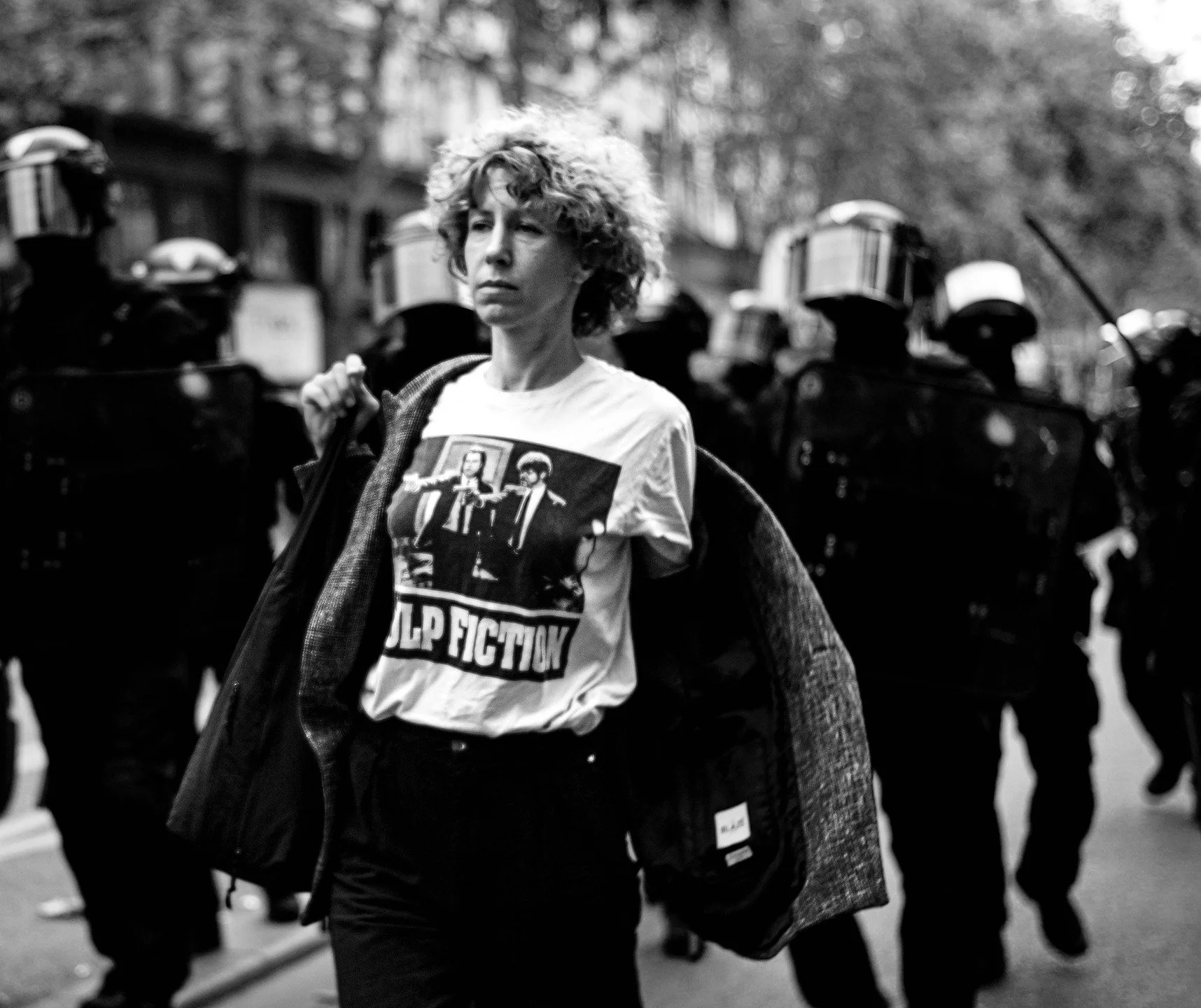 La femme qui manifeste tranquillement
By Behzad Azadi
Paris - 2025

#Lafemmequimanifestetranquillement
#lafemme #manifeste #tranquil #tranquillement