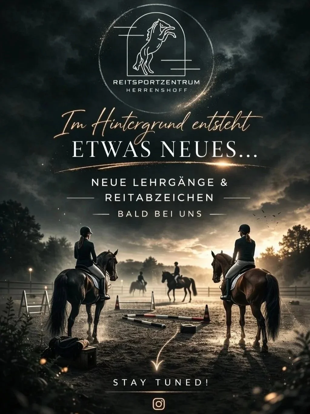 Ein Plakat für einen Reitverein namens Reitsportzentrum Herrenshoff, mit einem Abendhimmel, mehreren Reitern auf Pferden im Reitplatz, und Ankündigung von neuen Kursen und Reitzeichen, sowie dem Aufruf, dran zu bleiben.