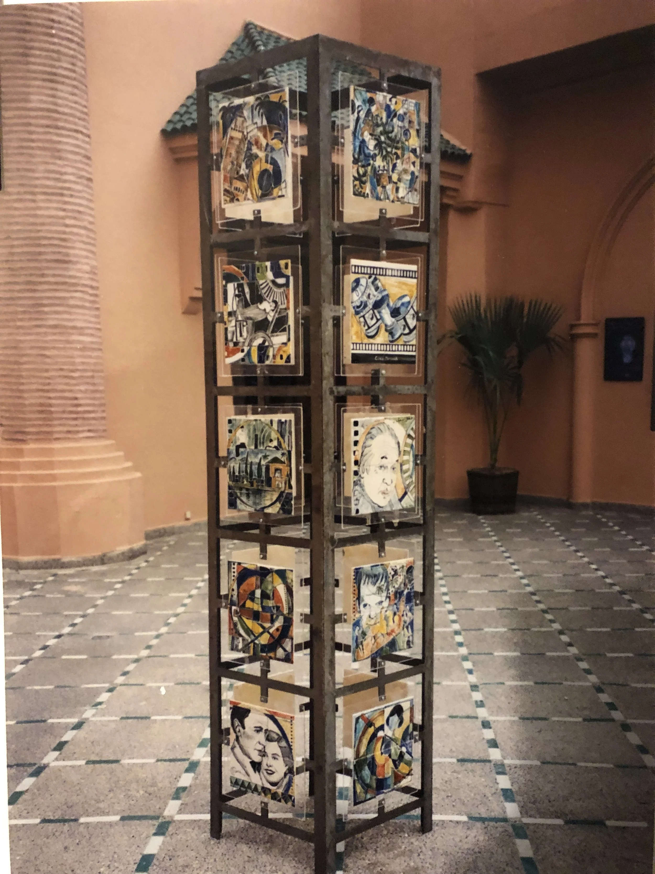 Totem Cinéma composé de 20 panneaux d'azulejos montés sur une structure de métal/plexiglas- Exposé à la Fondation Omar Benjelloun de Marrakech en 2004 puis acheté par l'Etat marocain. Pièce unique.