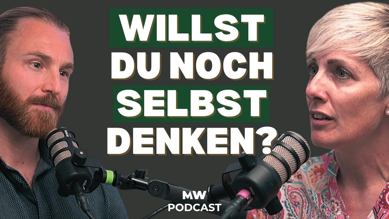 Gehirntrainierin Petra Oggenfuss hält zwei gelbe Würfel in der Hand