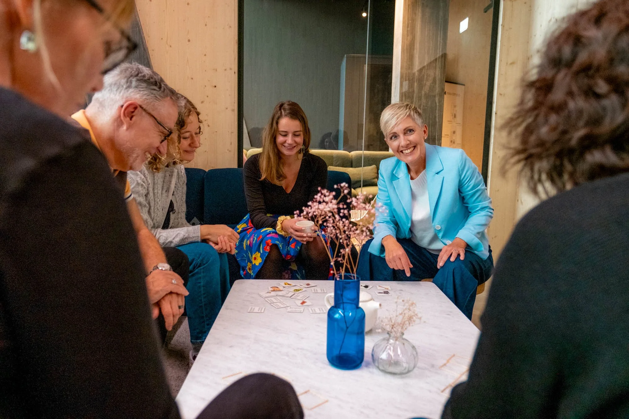 Gehirntrainerin Petra Oggenfuss mit einer Gruppe für einen Gedächtnisworkshop