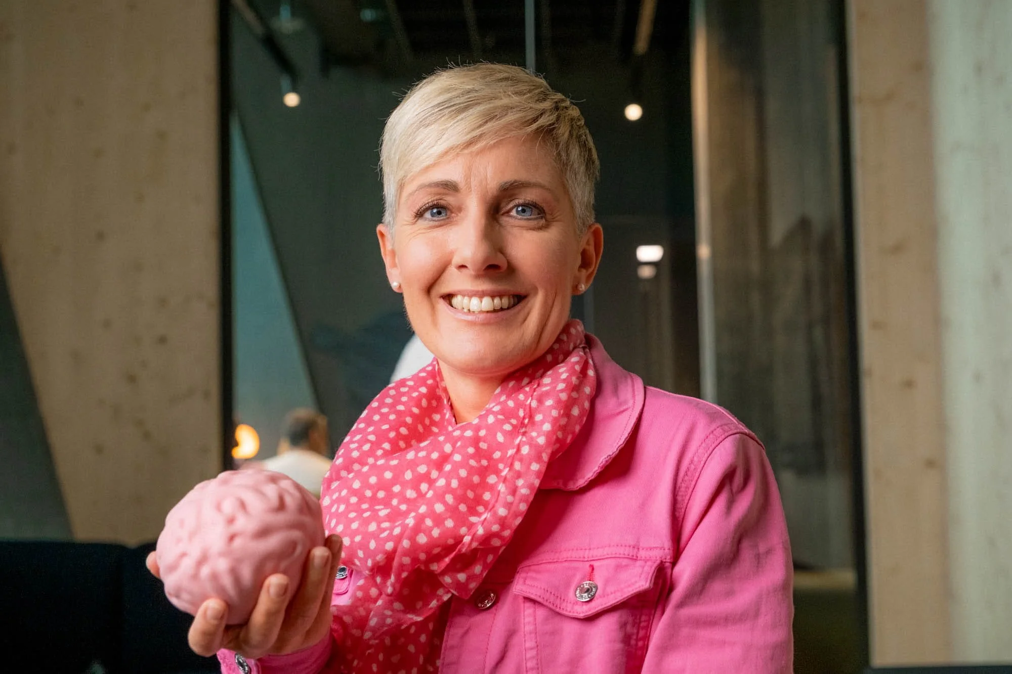 Gehirntrainerin Petra Oggenfuss mit einer Gruppe für einen Gedächtnisworkshop