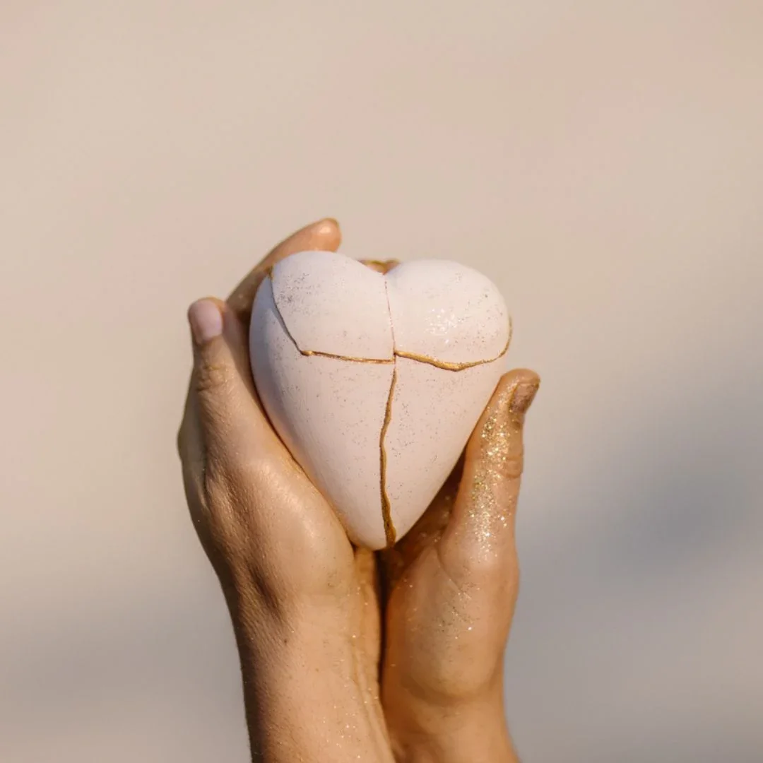 Workshop Kintsugi Hart Ritueel: je gaat naar huis met een uniek, zelfgemaakt hart dat jouw verhaal draagt – een herinnering aan de kracht die schuilt in kwetsbaarheid. Huis- Hecate , Bergen op Zoom