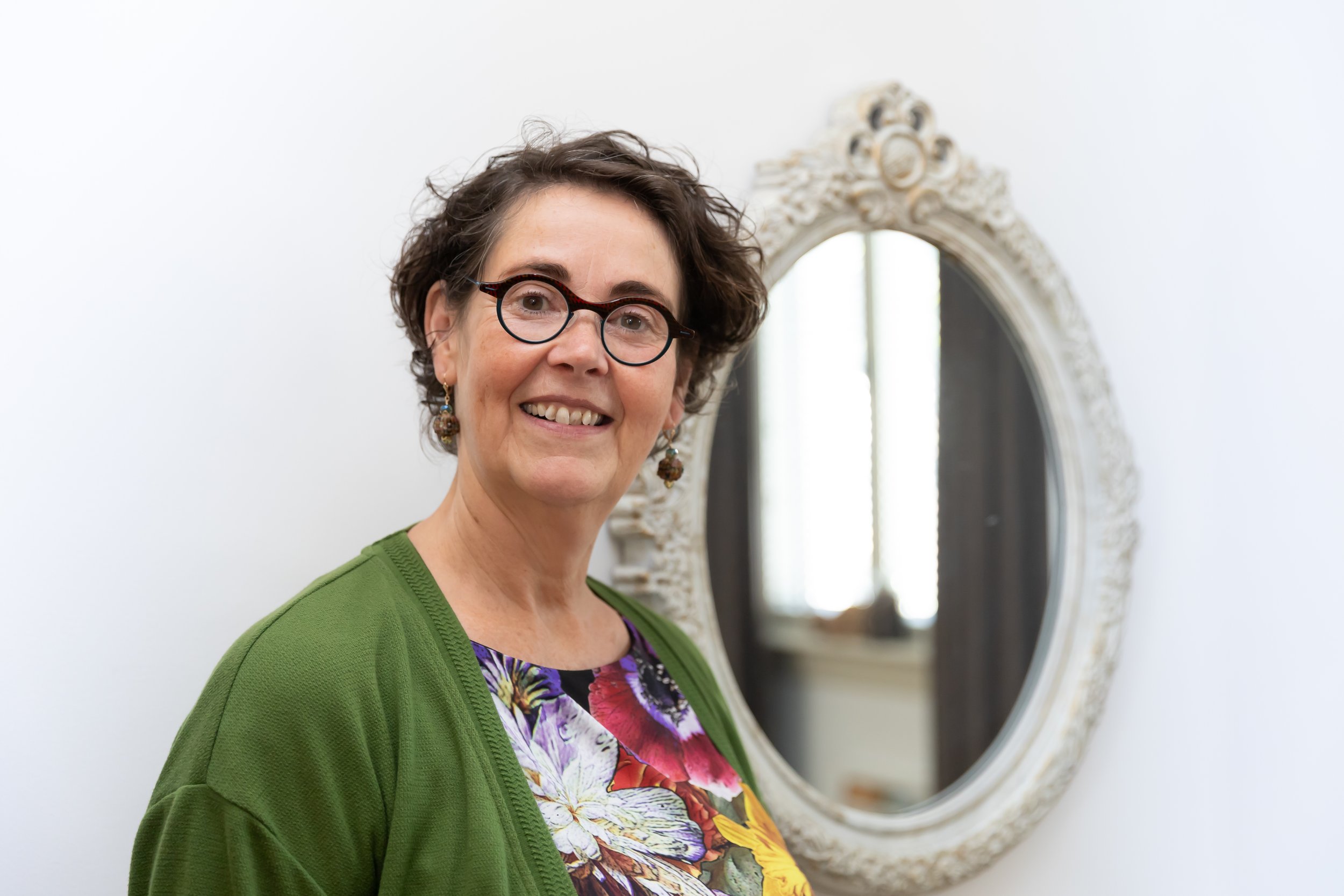 Levensverhaal opschrijven. Samen verhelderen en ordenen we jouw verhaal. Dat kan door te schrijven, te vertellen, of door creatieve werkvormen zoals het maken van een levenslijn. Marie-José Aeissing, Huis Hecate, Bergen op Zoom.