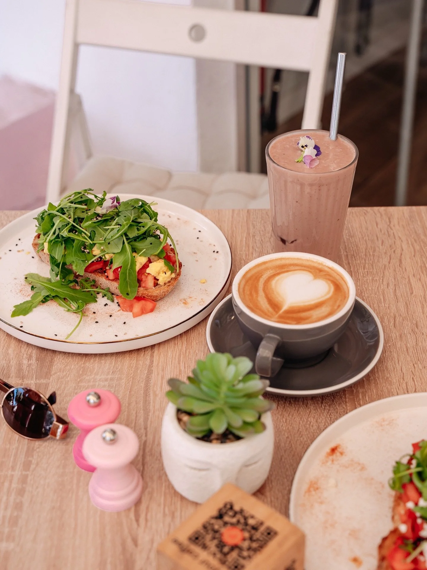 🥑✨ La comida en Coco&rsquo;s Deli no solo es deliciosa, es energ&iacute;a real para tu cuerpo. Cada plato est&aacute; hecho con ingredientes frescos, saludables y llenos de sabor. Perfecto para empezar bien el d&iacute;a o recargar energ&iacute;as a