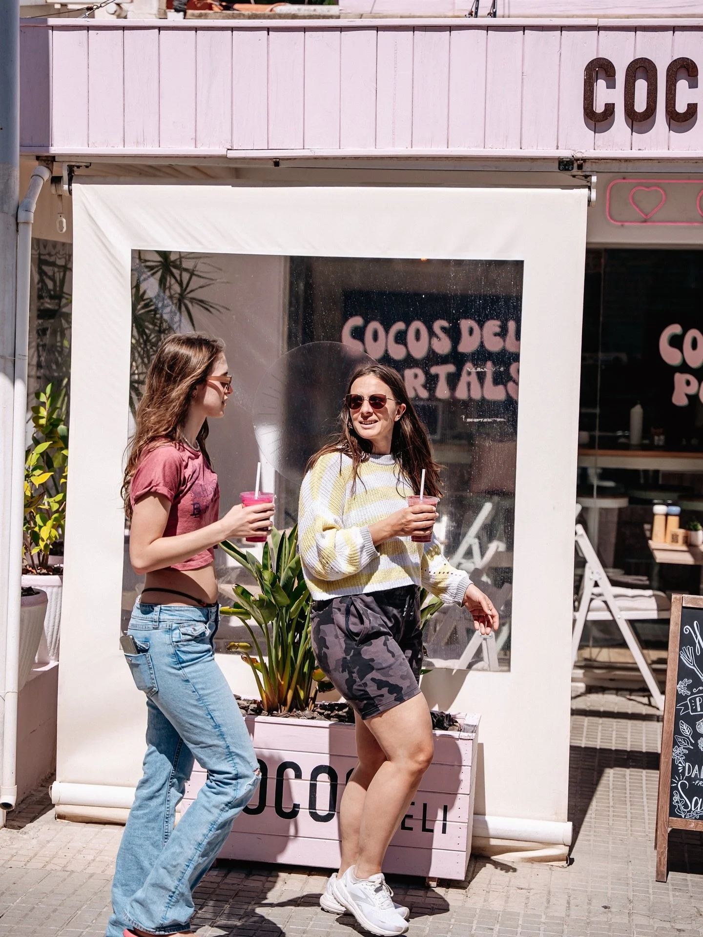 Two girls, two juices, one very cute stroll past Coco&rsquo;s Deli 💕🍓☀️

#mallorcacoffeeshops #mallorcalifestyle #coffeeloversmallorca #mallorcacoffee #coffeetime #coffeeaddict #visitmallorca #mallorcavibes #exploremallorca #mallorcalife #coffeeinm
