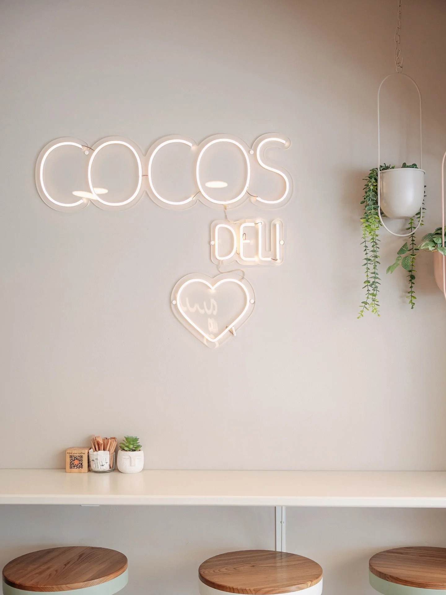 🇬🇧 coco&rsquo;s deli just had a mini facelift 💅🌸 we&rsquo;ve freshened up the space to make it more modern, aesthetic + picture-perfect for all your insta moments 💚📸 come see the new vibes, sip your matcha + snap away ✨

🇪🇸 coco&rsquo;s deli 