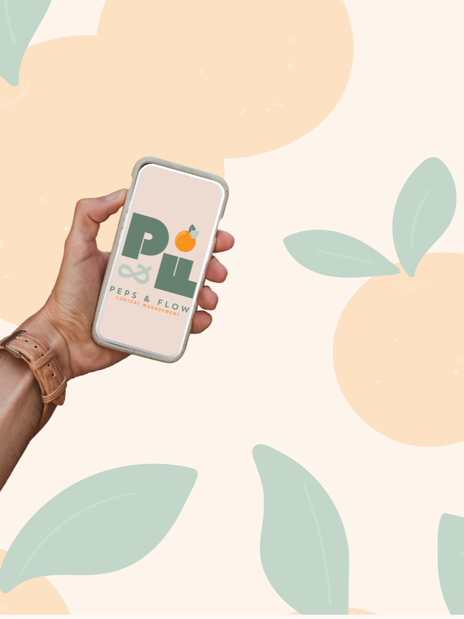 Une main tenant un téléphone portable avec un fond illustré de fruits, comprenant le logo 'PEPS & FLOW' et le texte 'Content Management'.