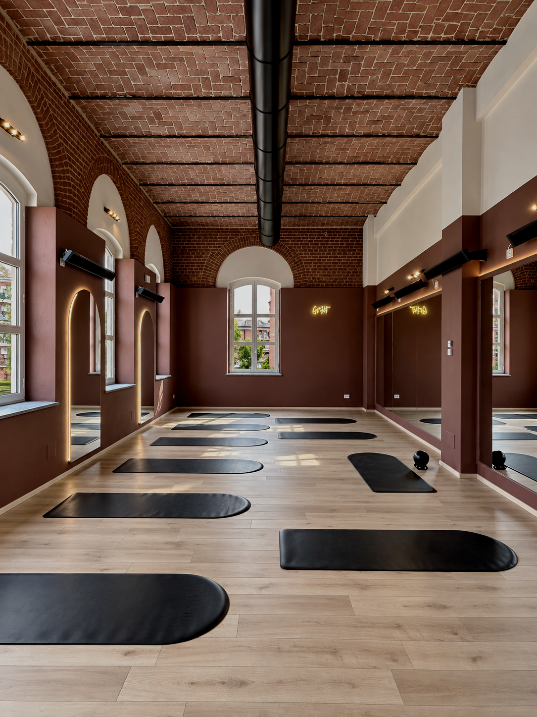 Studio+yoga+elegante+con+luce+naturale.png