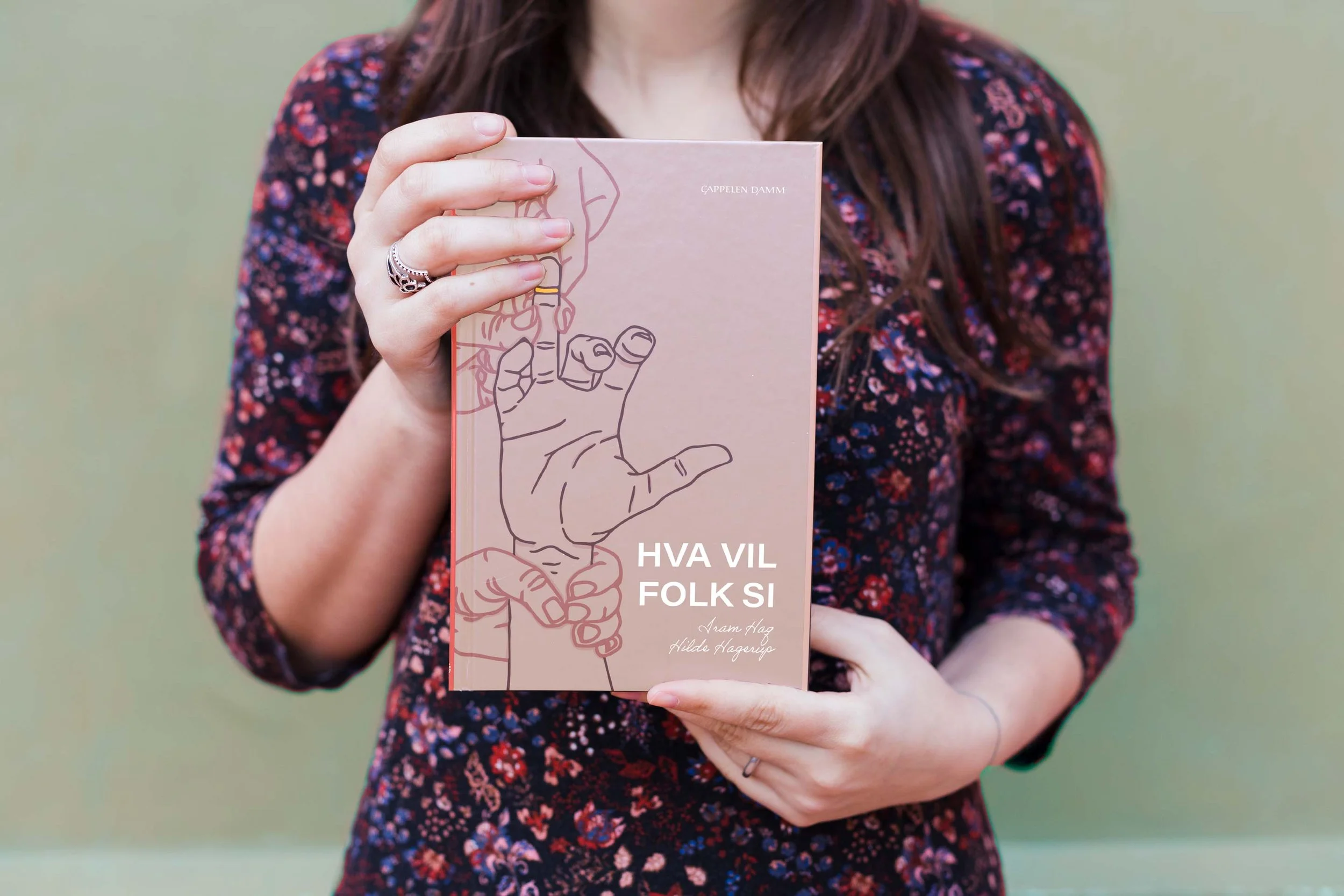 Hva-vil-folk-si-mockup-med-dame.jpg