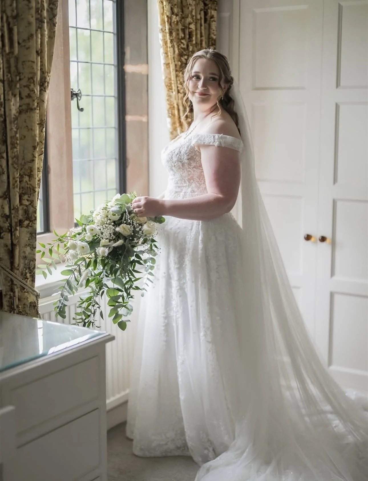 Bridal makeup, soft glam bridal makeup, bridal makeup uk, bridal makeup natural, natural bridal makeup, luxury bridal makeup, makeup artist for brides, makeup artist, bridal makeup artist, bridal makeup artist in the UK, bridal makeup artist UK, brid