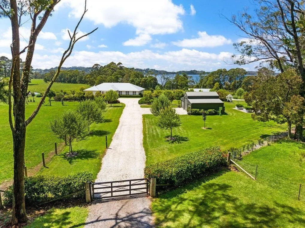 20 Bodycotts Lane, Fitzroy Falls - 𝘈 𝘤𝘰𝘶𝘯𝘵𝘳𝘺 𝘴𝘢𝘯𝘤𝘵𝘶𝘢𝘳𝘺 𝘰𝘧 𝘳𝘢𝘳𝘦 𝘣𝘦𝘢𝘶𝘵𝘺 🧑&zwj;🌾🪷

Elysium... tucked away at the end of a storybook laneway, this exceptional country retreat combines privacy, beauty and effortless functio