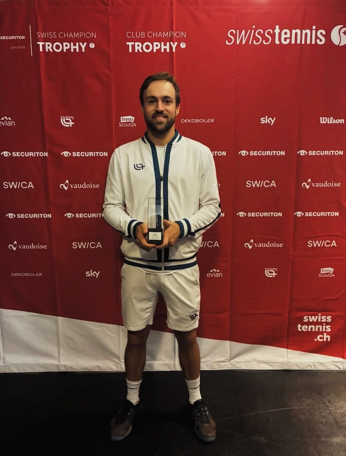 Nous sommes tr&egrave;s fiers, au TC Drizia Miremont, d&rsquo;avoir fait partie du parcours de Johan Nikles 💪🎾
Champion suisse en simples (cat&eacute;gorie Actifs) et finaliste en doubles, Johan a livr&eacute; une semaine de comp&eacute;tition exce