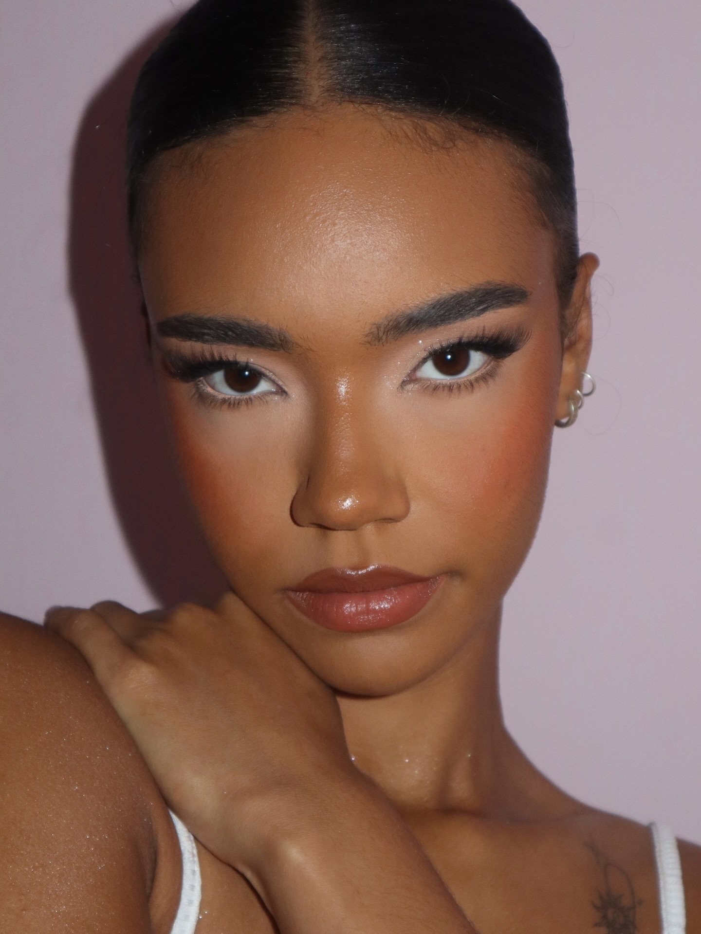 Between all the ai &amp; editing you find a makeup artist would doesn&rsquo;t edit her photos 💕✨

Summer is calling so I&rsquo;m bring it back to some fuller makeup glams I did last year! Honestly I just bloody love makeup so who is excited for some